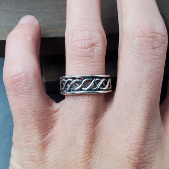 Jewelry - Size 8.25 Sterling Silver Woven Pattern Heavily Tarnished Ring